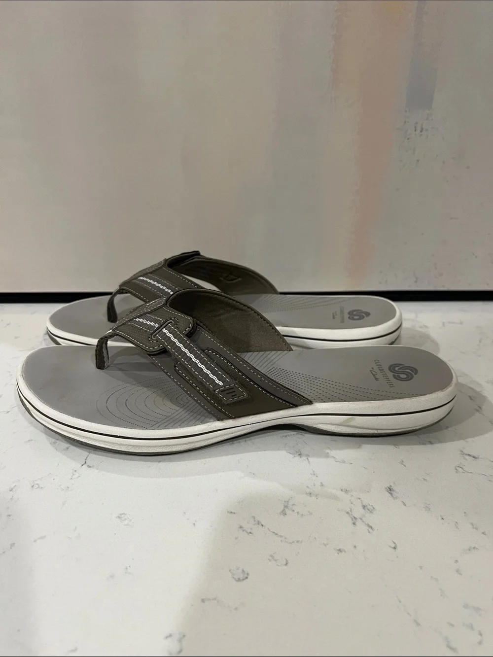 Clarks Cloudstepper flip-flop sandals size 10